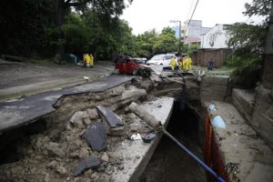 El Salvador eleva a amarilla alerta por influencia de tormenta tropical Eta
