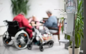 Ontario multa a hogares de cuidado a largo plazo por incumplir una ley