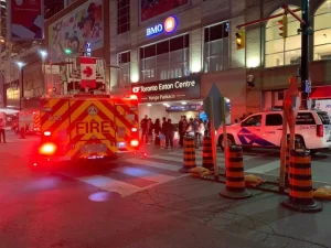 Eaton Center fue evacuado tras incendiarse varios vehículos en el estacionamiento