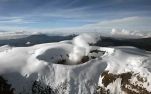 Colombia eleva a naranja la alerta por actividad del volcán Nevado del Ruiz