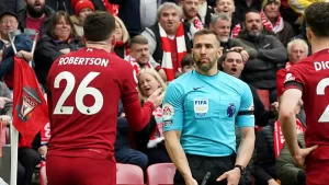 Árbitro de la Premier League suspendido tras darle un codazo en la cara al defensor del Liverpool