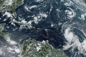 La tormenta tropical Lee se fortalece hasta convertirse en huracán a medida que avanza por el Atlántico hacia el Caribe