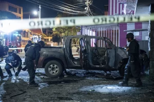 Las explosiones de coches bomba y la toma de rehenes en cárceles subrayan la frágil seguridad de Ecuador
