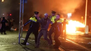 Estallan disturbios en Dublín tras el apuñalamiento de cuatro personas